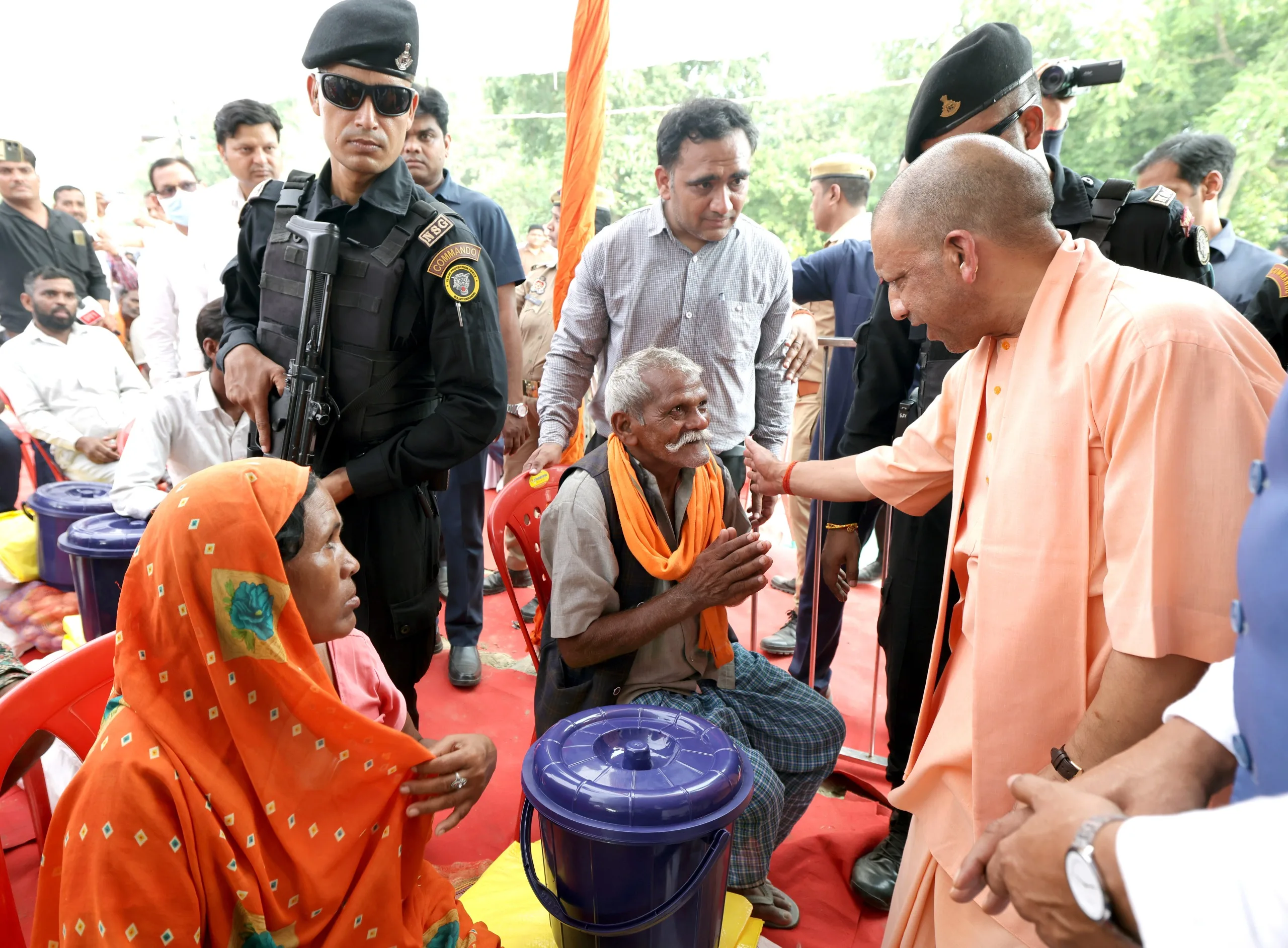 बाढ़ पीड़ितों से मिले योगी 